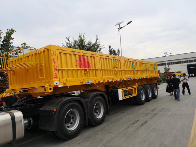 Remolque volquete hidr&aacute;ulico resistente con inclinaci&oacute;n lateral de tres ejes amarillo