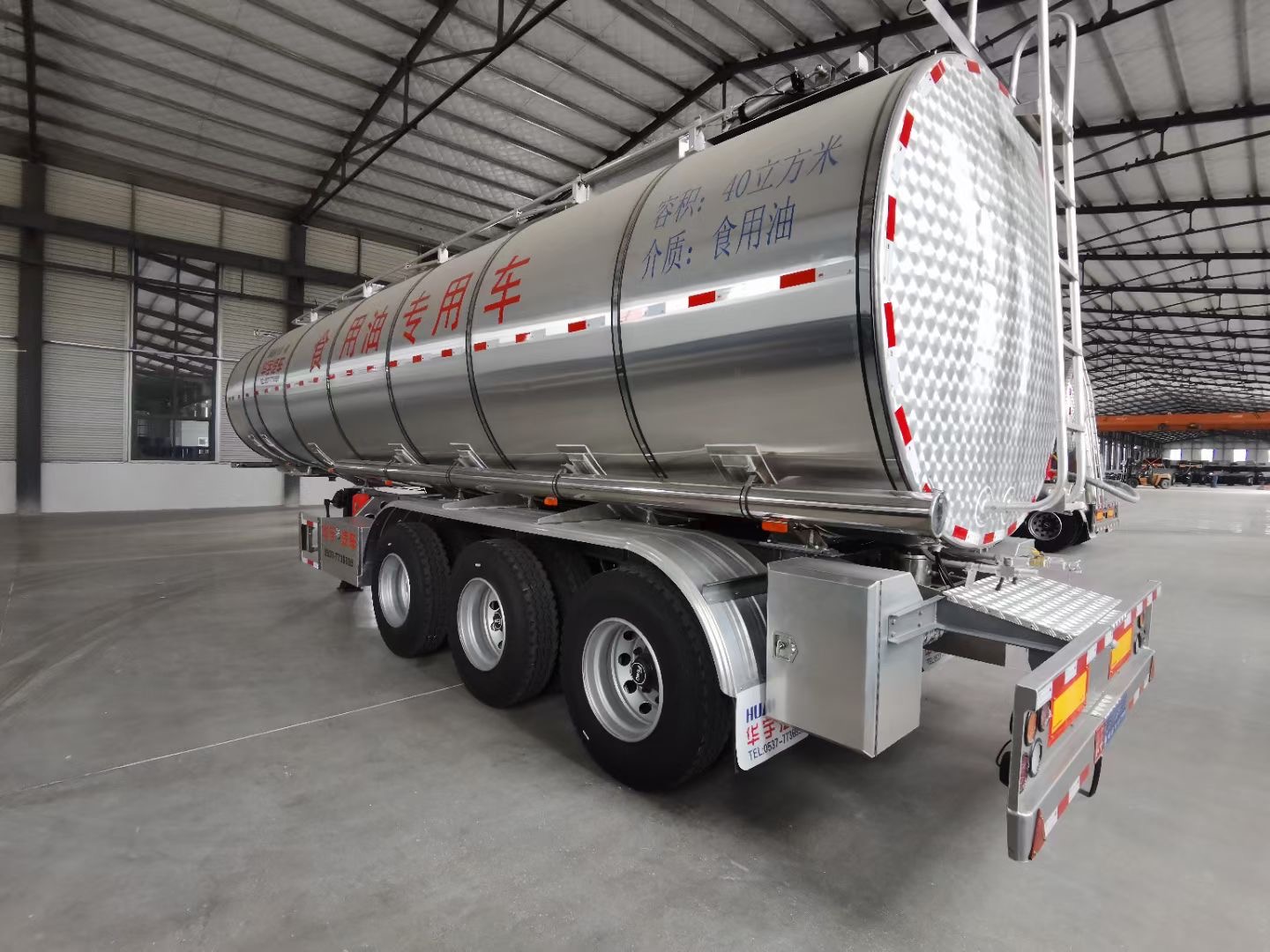 4 Axle Enclosed Water Oil Tank Trailer from China manufacturer
