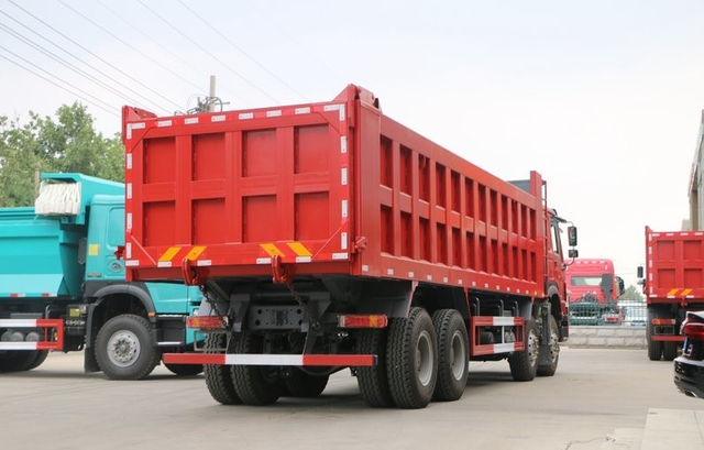 Camions &agrave; benne basculante Sinotruck HOWO8X4 robustes de 20 tonnes 30t &agrave; vendre au Zimbabwe
