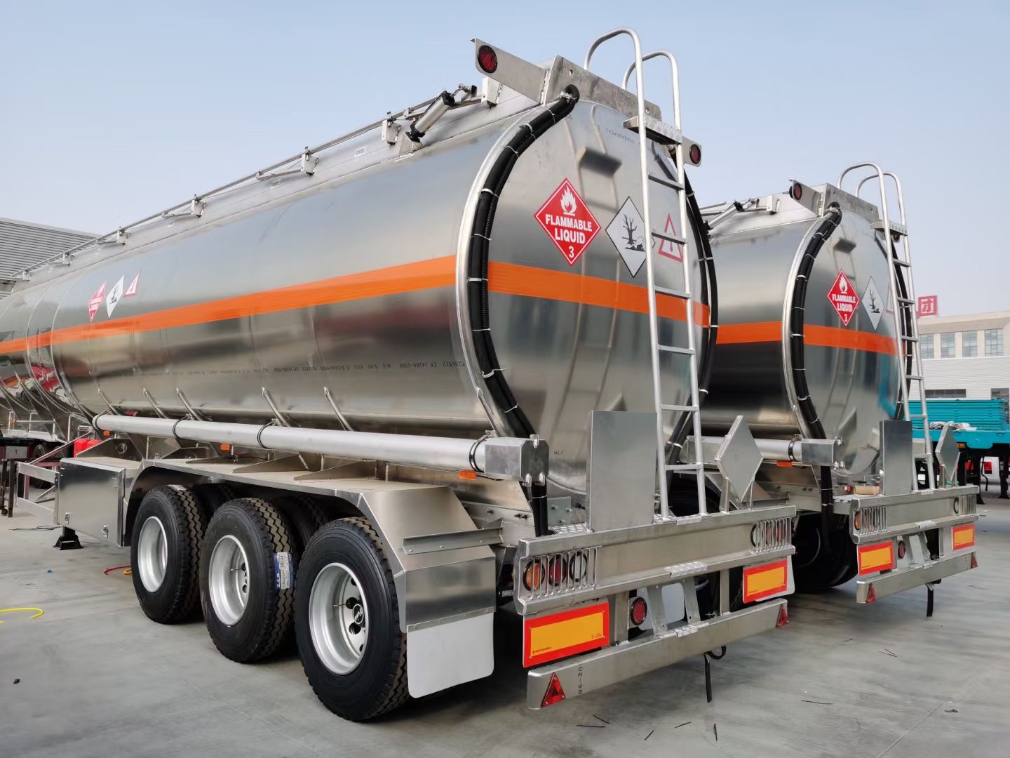 4 Axle Enclosed Water Oil Tank Trailer from China manufacturer