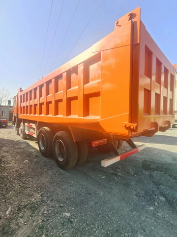 Cami&oacute;n volquete HOWO de tres ejes a la venta
