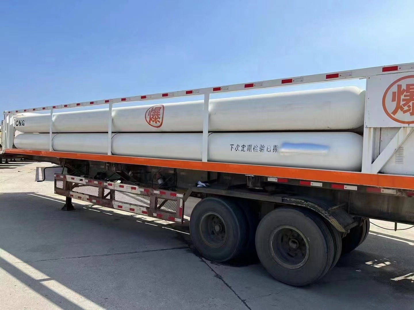 Remolque cisterna de gas para cami&oacute;n de GNC de 3 ejes y 6 tubos para transporte de gas natural